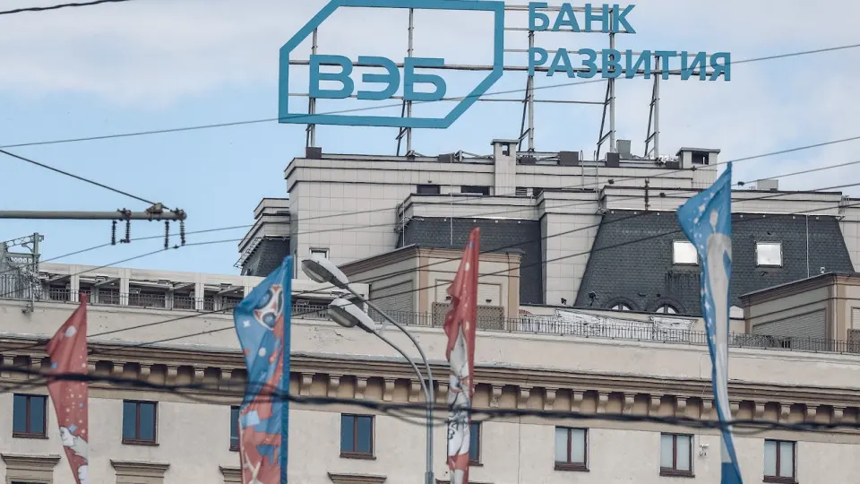 Внешэкономбанк планирует сократить 15% сотрудников и сократить бюджет в рамках приведения расходов к параметрам 2027 года. Руководство связывает шаги с «кредитным охлаждением» и исполнением правительственных директив.