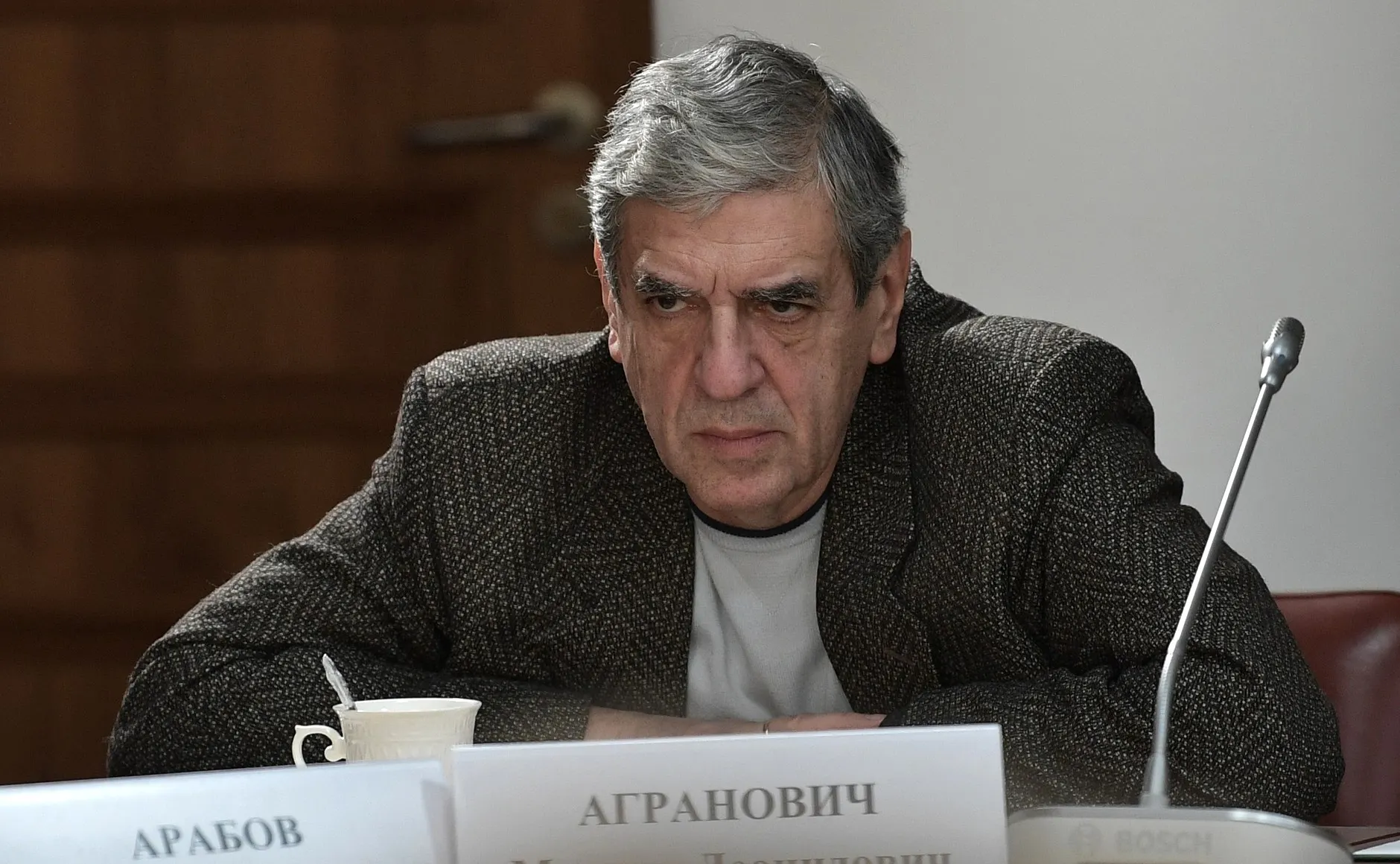 Факультет объявил набор в специальную группу с бесплатным обучением с 2027 года для тех, кто подпишет годичный контракт с Министерством обороны на службу в подразделениях беспилотных систем. Участникам обещают общежитие, статус ветерана боевых действий и льготы, но юридические эксперты предупреждают, что гарантии увольнения могут не соблюдаться.
