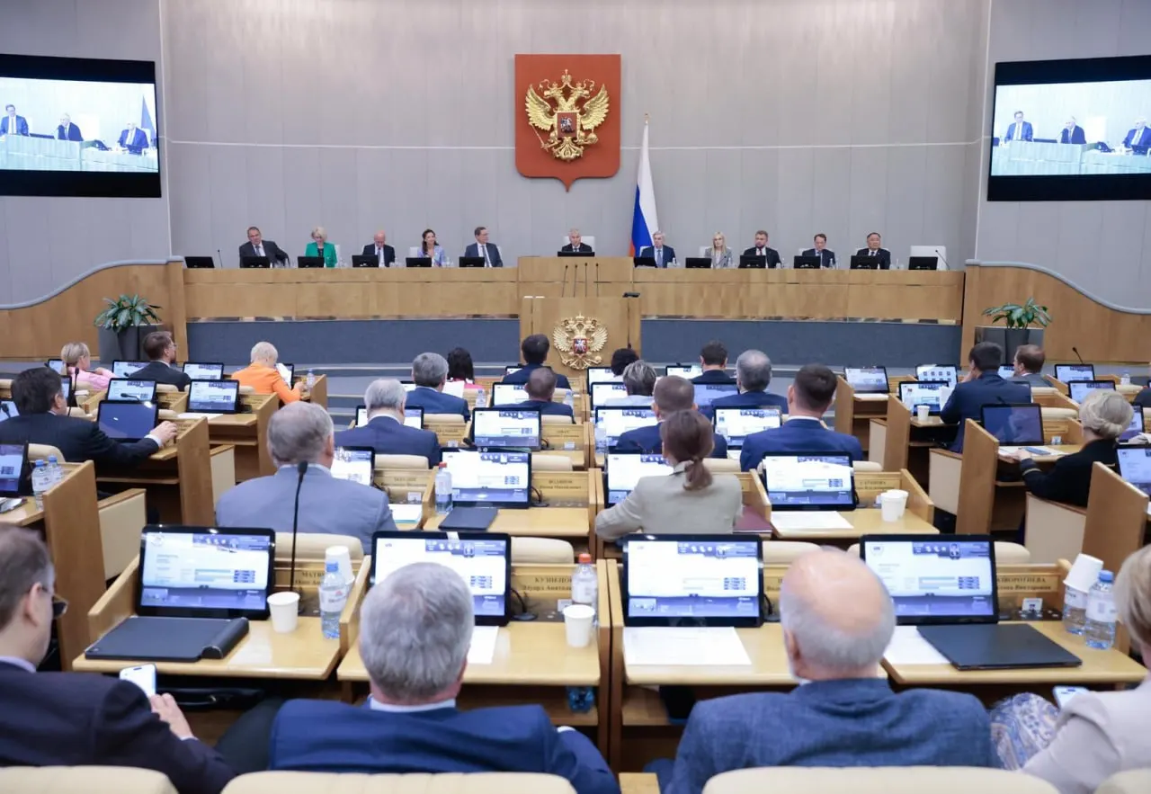 Исследование показывает: правительственные инициативы проходят в Госдуме значительно чаще депутатских — около 84% против чуть более 25%. Эксперты советуют следить за повесткой кабинета министров, чтобы понимать, какие правила будут вводиться.