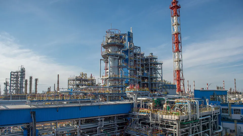 НПЗ «Газпромнефтехим Салават» приостановил переработку нефти и газового конденсата с 14 июля после атаки беспилотников. Повреждены основные установки и межцеховые коммуникации; восстановление может занять от нескольких недель до месяцев. В результате сеть НПЗ в июле значительно сократила выпуск нефтепродуктов.
