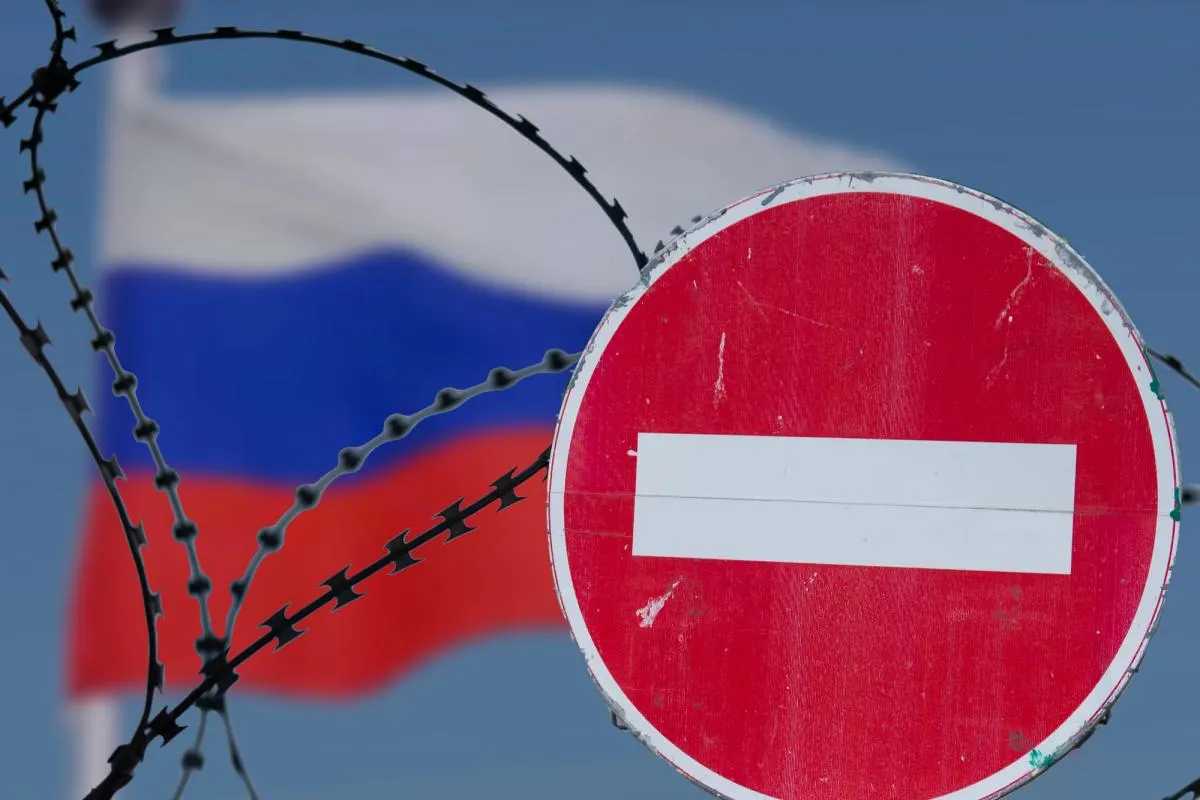Страны ЕС не смогли договориться о 21‑м пакете санкций: обсуждения перенесены, потолок цены на нефть временно сохранён, Австрия предложила схему компенсаций, а Греция выразила озабоченность по СПГ.