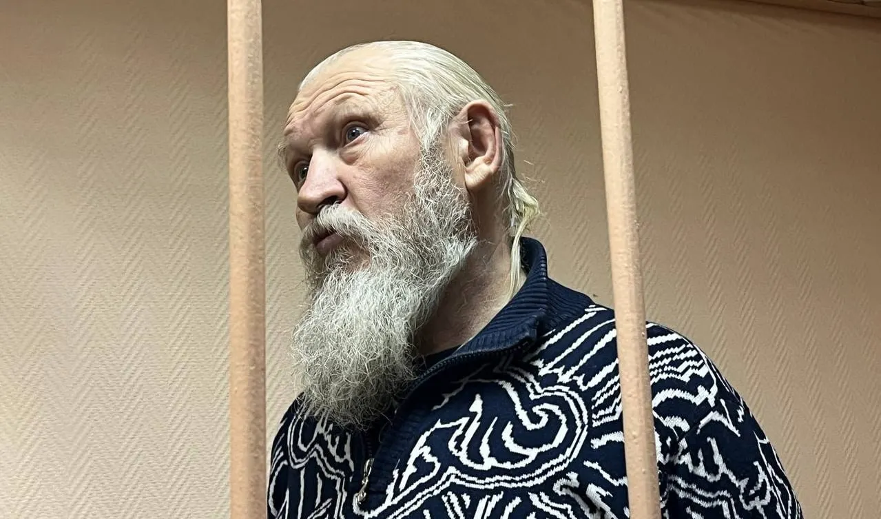 В обновлённый перечень включён бывший депутат Госдумы Михаил Глущенко, ранее осуждённый за соучастие в убийстве Галины Старовойтовой.