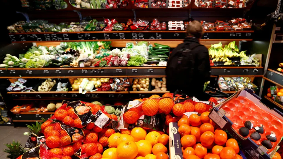 Рост цен на бензин и дизель ускорил удорожание продуктов и увеличил логистические издержки, что уже отражается в розничных ценах на овощи, продукты и ряд товаров.