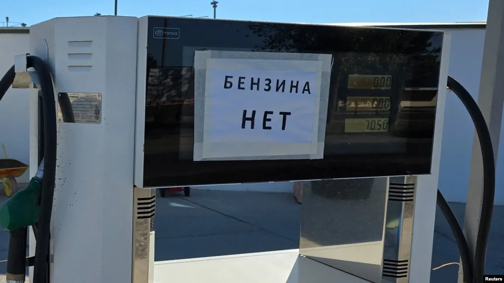 По данным Росстата, за период 23–29 июня в Севастополе зафиксирован скачок цен на бензин на 30% на фоне общероссийского дефицита топлива и ограничений в поставках.