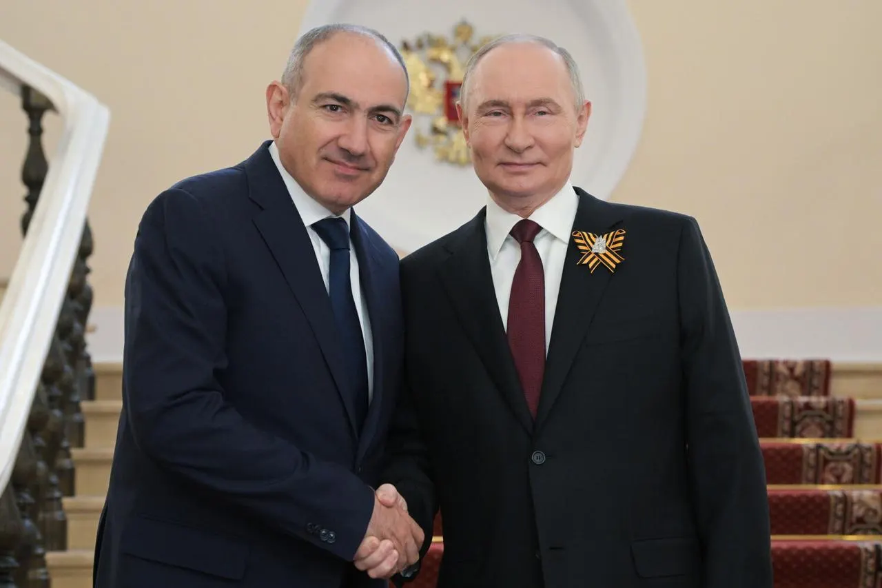 Премьер-министр Армении обратился к президенту России с просьбой отменить введённые запреты на ввоз армянской продукции, которые, по его словам, противоречат двусторонним соглашениям и нормам ЕАЭС. Ограничения затронули фрукты, овощи, цветы, алкоголь и молочку.