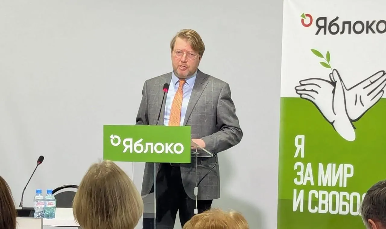 Верховный суд оставил в силе штраф председателю партии «Яблоко» Николаю Рыбакову по делу о «демонстрации экстремистской символики». Партия намерена обжаловать это решение в Конституционном суде.