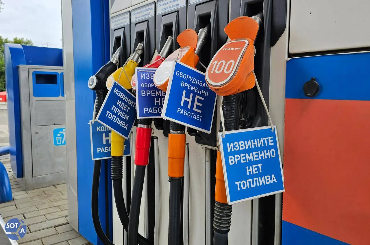 Медианные цены на бензин и дизель в первой декаде июля выросли двузначно. Эксперты связывают это с ремонтом НПЗ, высоким сезонным спросом и локальными дефицитами — существенного снижения цен в ближайшие недели не прогнозируют.