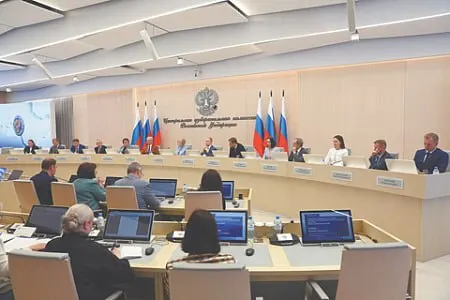 Центральная избирательная комиссия подготовила проект постановления об исключении кандидата из партийного списка «Яблока». Если из списка выбывает четверть выдвиженцев, партия может быть снята с выборов.