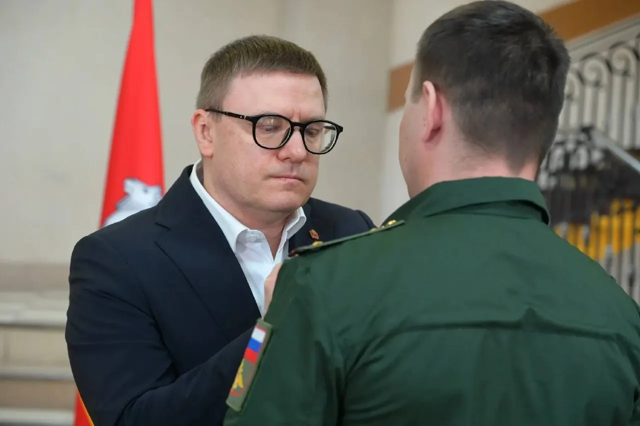 В Челябинской области заявили о «смягчении условий» для единовременных выплат участникам СВО и семьям погибших: 50 тыс. рублей взрослым и 20 тыс. на ребёнка. На практике многие военные месяцами вынуждены доказывать право на пособия в судах, а родственники погибших остаются без помощи.