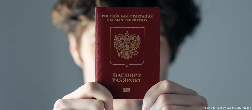После возражений Франции и Италии Евросоюз переработал первоначальный проект визового запрета: теперь он предполагает ограничения в отношении только тех, кто непосредственно принимал участие в боевых действиях в Украине, и прежде всего для краткосрочных виз; при этом перечень исключений расширен.
