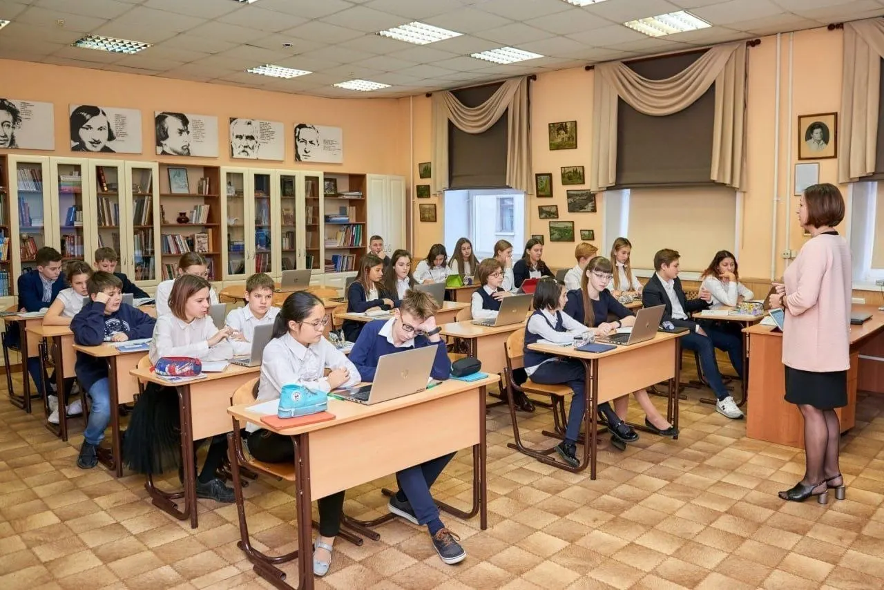 Подписан указ, который закрепляет особый статус профессии учителя и вводит гарантии профессионального развития, бесплатную юридическую помощь, наставничество для новичков, бесплатный доступ к госэлектроресурсам и присвоение звания «Ветеран труда» при стаже от 25 лет.