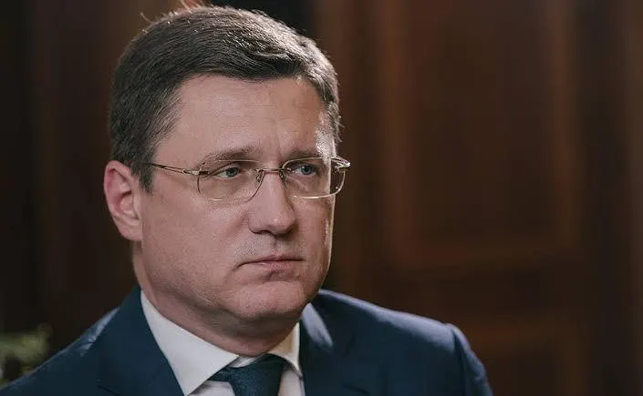 Вице‑премьер сообщает об уменьшении очередей и возобновлении работы АЗС, но большая часть НПЗ простаивает, а большинство оптовых заявок на бензин остаются невыполненными.