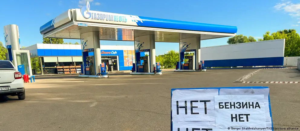 По данным Росстата, индекс производства нефтепродуктов в июне упал на 21,8% в годовом выражении. При этом рост цен на бензин и дизель замедлился, но дефицит топлива сохраняется из‑за ударов по НПЗ и хранилищам.