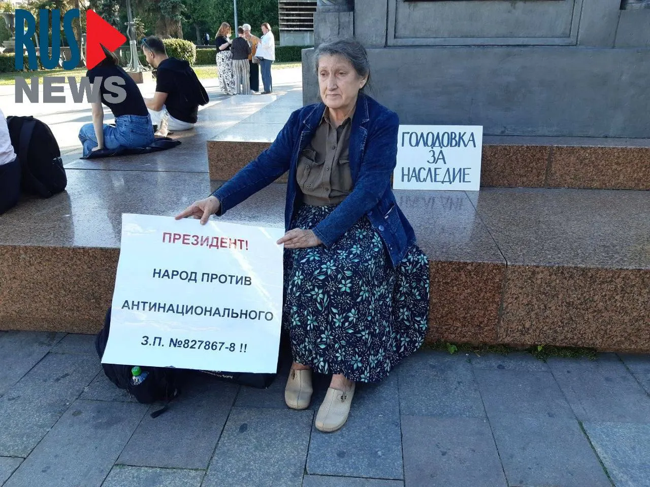Председатель новосибирского отделения ВООПИК Наталья Шамина объявила голодовку у памятника в центре Москвы в знак протеста против законопроекта о передаче региональным властям права исключать объекты культурного наследия; через час её задержала полиция, позже отпустили.