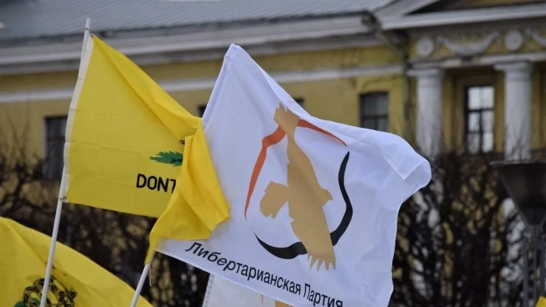 Министерство юстиции включило в список иноагентов обе организации, на которые партия раскололась в 2020 году; им придётся помечать материалы, сдавать отчёты, а просветительская деятельность окажется фактически заблокирована.