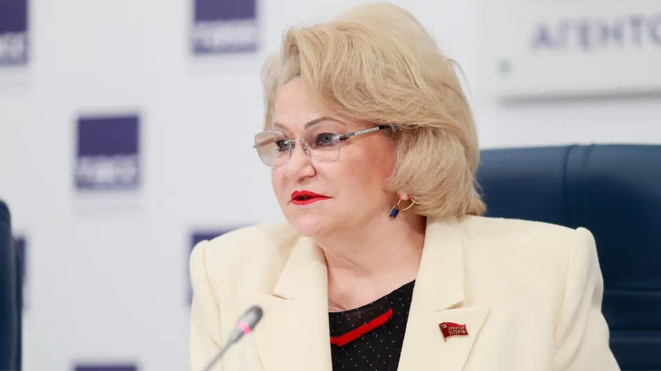 Глава профильного комитета Госдумы заявила, что реальные последствия ударов по нефтеперерабатывающим заводам замалчивают. Между тем регионы вводят ограничения на продажу топлива, фермеры жалуются на нехватку дизеля, а выпуск бензина сократился.