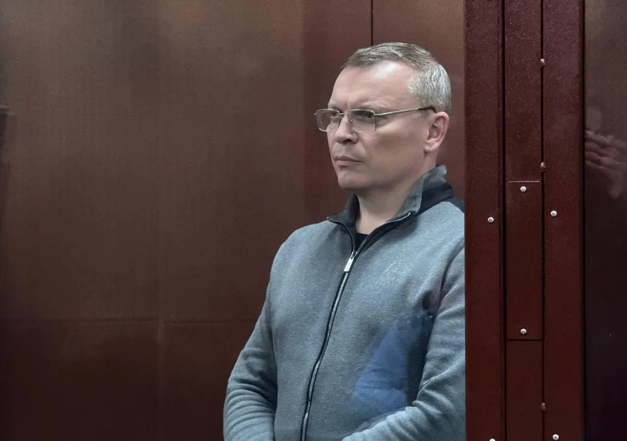 Следствие предъявило обвинение бывшему вице‑губернатору Андрею Фалейчику: ему вменяют получение свыше 5 млн рублей за покровительство при приемке дорожных работ. Экс‑чиновник находится в СИЗО, расследование продолжается.