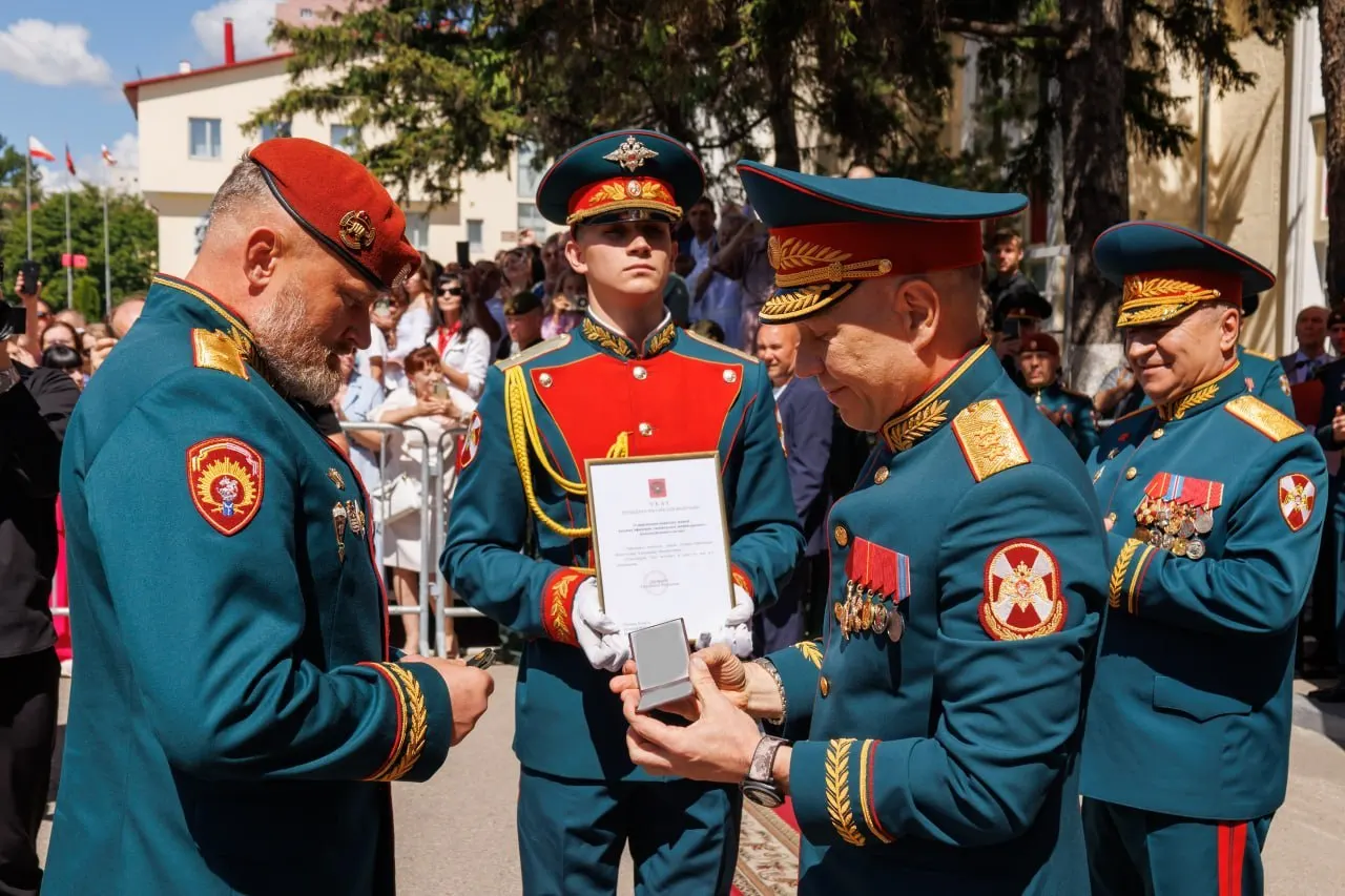 Начальнику Саратовского военного института войск национальной гвардии Александру Белоглазову официально присвоено воинское звание генерал-лейтенанта; погоны вручил заместитель директора Росгвардии.