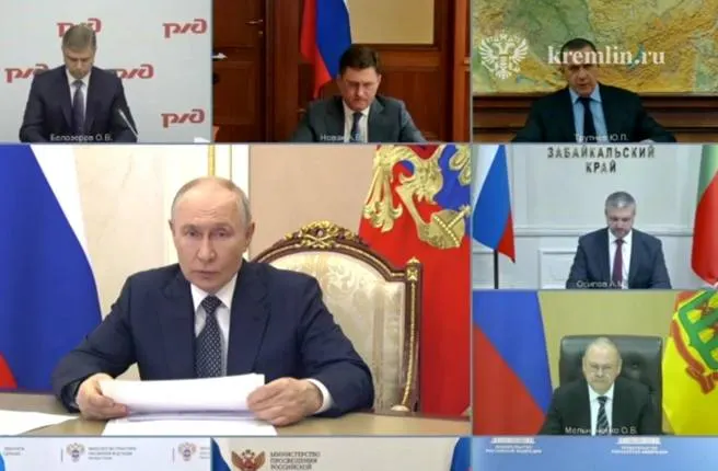 На видеосовещании обсуждали обеспечение топлива для органов власти и граждан, привлечение малого и среднего бизнеса к выпуску нефтепродуктов и меры по субсидированию покупок; губернатор Забайкалья предложил строить сеть мини‑НПЗ и наращивать импорт.