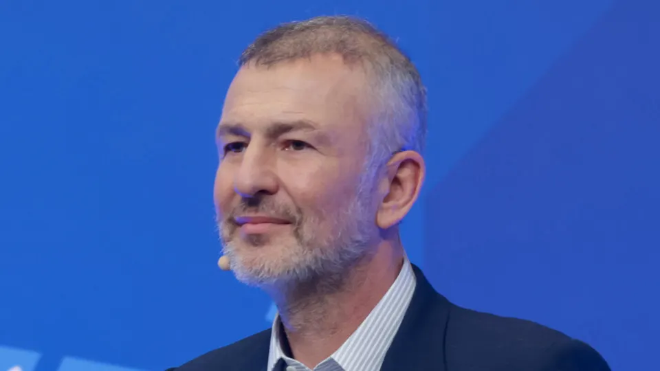 Основатель «Еврохима» и СУЭК Андрей Мельниченко избежал передачи своей энергокомпании СИБЭКО в собственность государства — ему удалось урегулировать спор через перевод 32 млрд рублей в пользу образовательного центра «Сириус». Сумма почти совпала со стоимостью покупки компании в 2018 году.