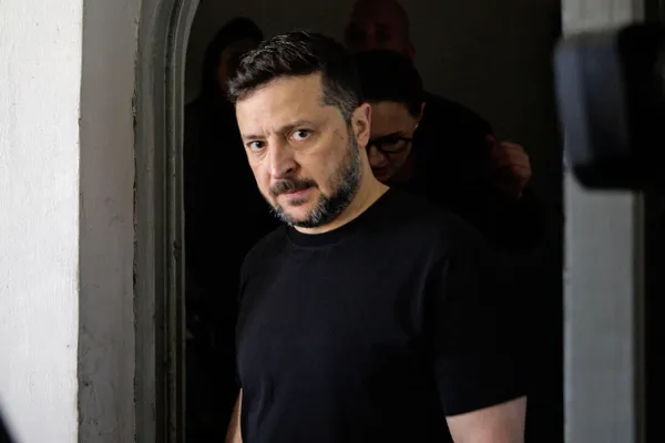 Вечером 6 июля сотни беспилотников устремились в сторону Москвы — большую часть перехватила ПВО, ограничения вводились в четырех аэропортах. Минобороны сообщает о 452 сбитых дронов по регионам России. В Белгородской области зафиксированы ракетные удары, есть погибший и пострадавшие, повреждена гражданская инфраструктура.