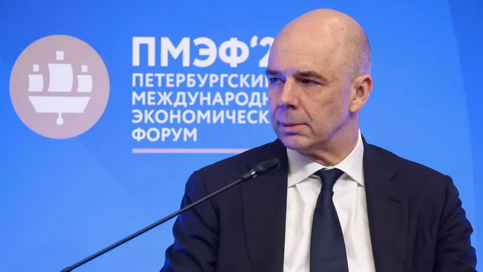 На последних размещениях облигаций федерального займа Минфин привлёк менее 10 млрд руб.; аукцион 15 июля признан несостоявшимся. Рынок реагирует на перерасчет ставки, бюджетную неопределённость и рост доходностей.