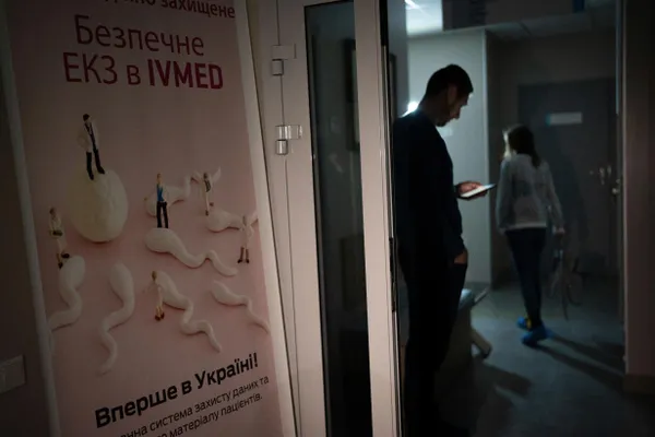 Госдума приняла поправки: вспомогательные репродуктивные технологии, включая ЭКО, будут предоставляться бесплатно женам участников боевых действий и женщинам‑ветеранам с инвалидностью, а также вдовам в течение пяти лет после гибели супруга. Суррогатное материнство не покрывается.