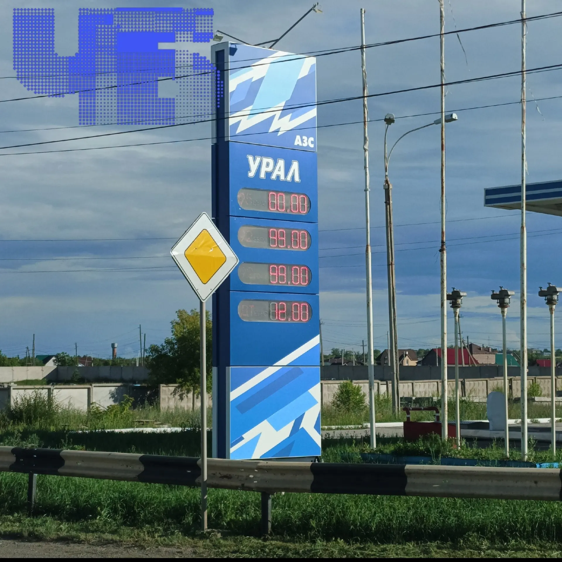 На юге Челябинской области наблюдается дефицит бензина: АИ‑95 пропадает с заправок, на АЗС выстраиваются очереди, а на одной станции литр дизтоплива продают по 115 рублей.