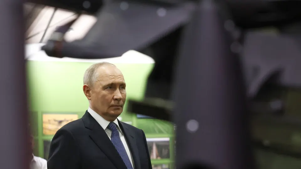 По словам президента, граждане добровольно перечислили почти 70 млрд рублей через Общероссийский народный фронт; доля военных расходов в бюджете растёт, и власти рассматривают дальнейшее увеличение трат на оборону.