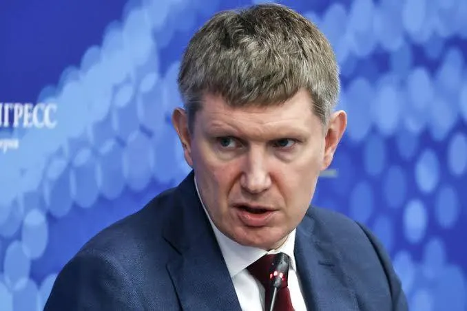 Минэкономразвития сообщает, что гостиницы с фондом более 50 номеров с 1 сентября должны принимать постояльцев без паспорта при подтверждении личности через государственный мессенджер. Помощь в внедрении окажут разработчики цифровых сервисов.