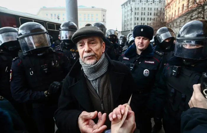 В Хорошевском суде Москвы заочно рассматривают дело 84‑летнего правозащитника: обвинения касаются создания «нежелательной» организации и нарушений закона об «иностранных агентах». Прокурор просит 6,5 года и запрет администрирования сайтов на 10 лет.