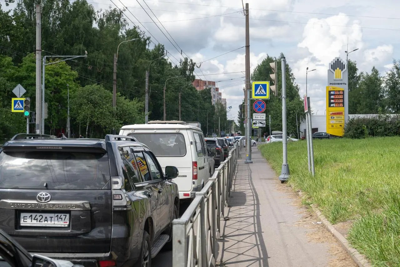 Несмотря на разрешение оборота бензина Евро‑3 в России с июля, проверка петербургских АЗС показала: в городе по-прежнему продают Евро‑5. Сотрудники сетей ожидают, что переход на менее экологичное топливо будет постепенным.