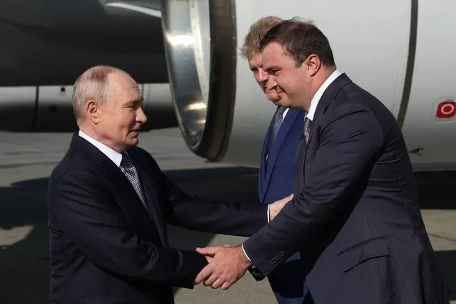 На рабочей встрече обсуждали экономику Омской области, крупные инфраструктурные проекты, поддержку участников СВО и решение давних проблем — от недостроенного метро до защиты прав дольщиков.