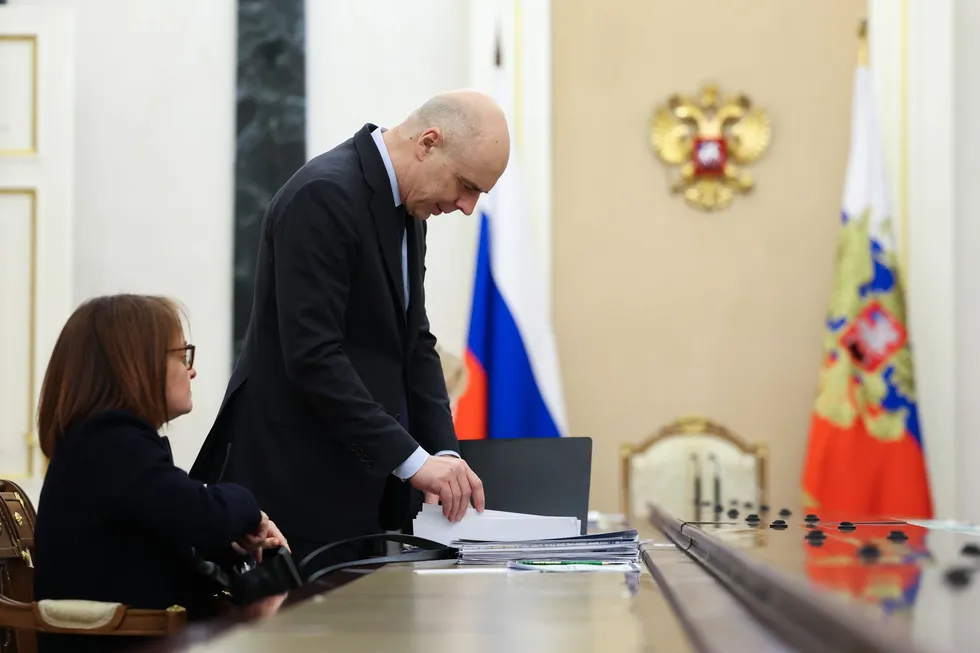Госдума быстро разрешила Минфину повышать расходы и наращивать госдолг без привычного парламентского контроля. Это временно закроет кассовые разрывы, но усилит непредсказуемость фискальной политики, поднимет стоимость денег и снизит инвестиции.