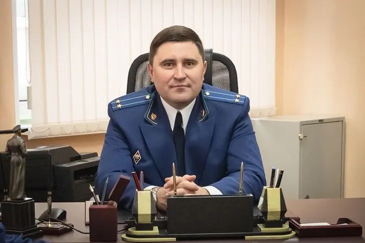 ФСБ задержала экс-начальника управления прокуратуры региона по подозрению в получении взятки в особо крупном размере и превышении полномочий. Его доставили в суд для избрания меры пресечения.