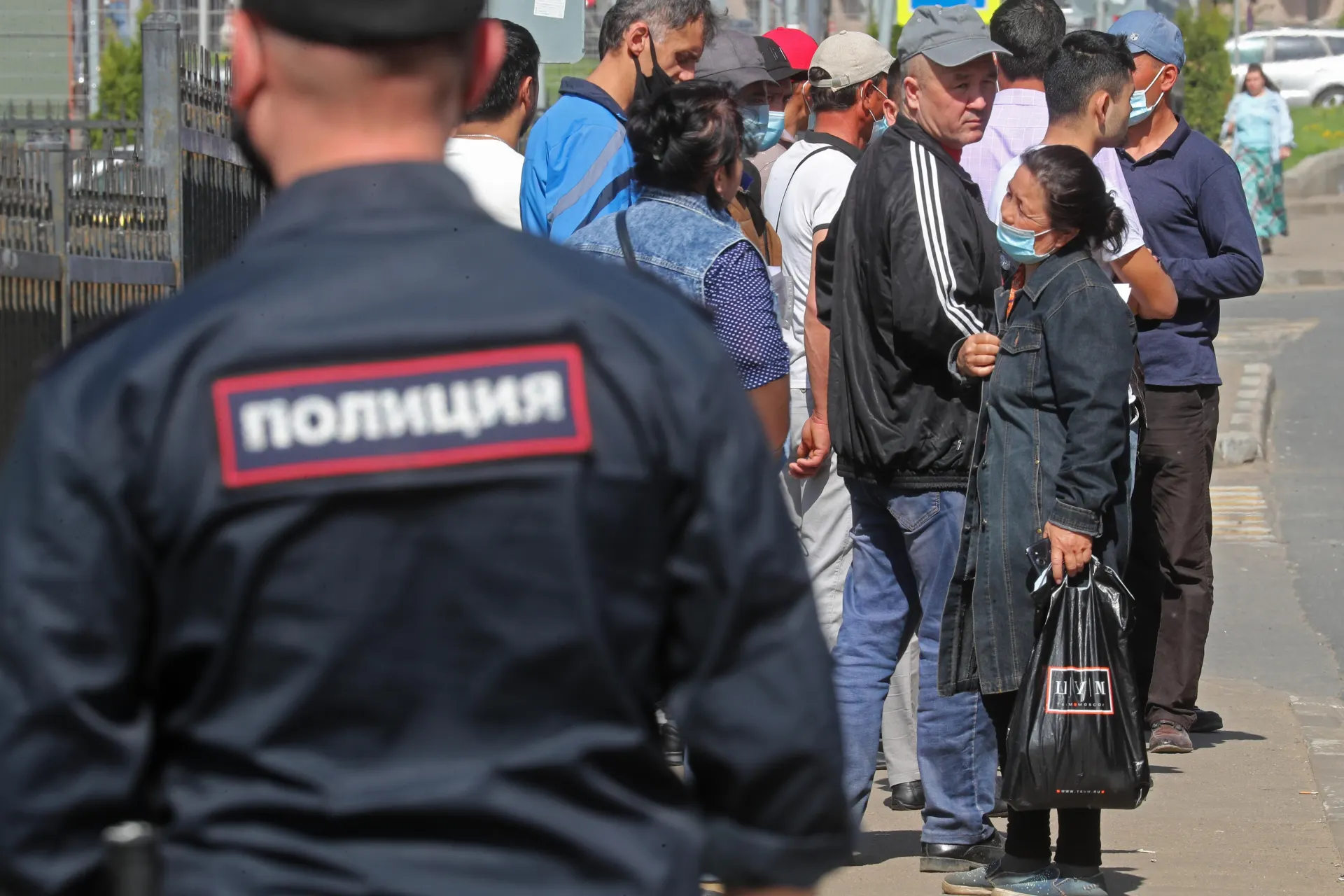 Правительство подготовило поправки к законопроекту об обязательной депортации: в перечень оснований для безальтернативного выдворения иностранцев планируют включить дискриминацию и неповиновение законному требованию пограничника.