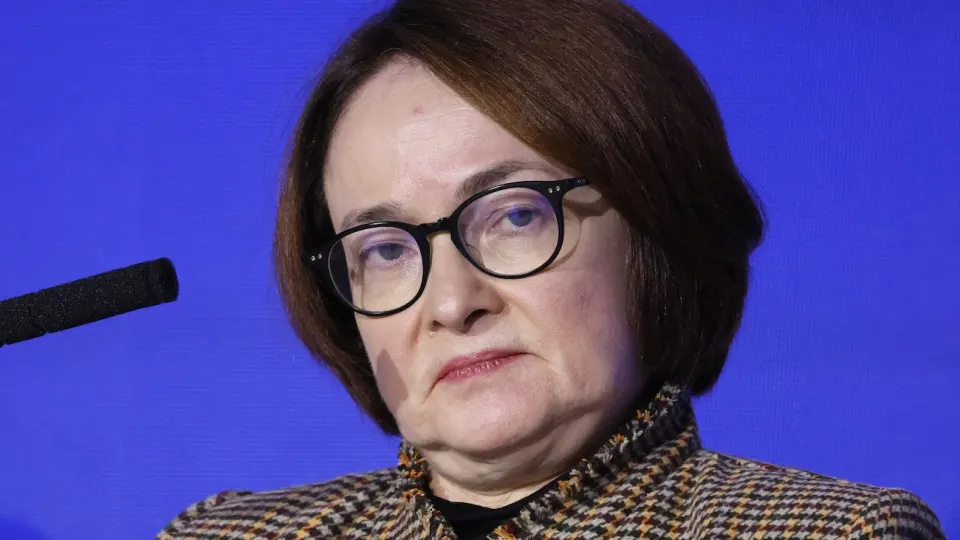 Из‑за дефицита топлива и ускорения инфляции межбанковский рынок начал учитывать возврат ужесточения монетарной политики: краткосрочные и долгосрочные ставки превышают текущую ключевую ставку ЦБ.