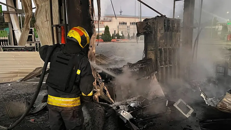 В ночь на 1 июля беспилотники нанесли удар по Днепропетровской области: повреждены пять автозаправок, одна женщина погибла, трое получили ранения. Одновременно в России наблюдается острый дефицит бензина, резкий рост цен и экстренный импорт топлива.