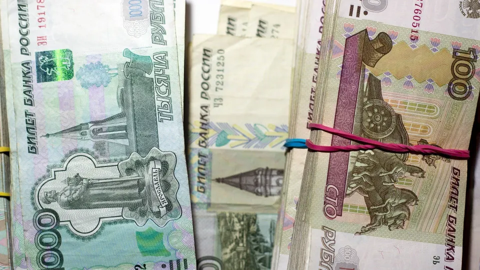 С начала июля объём наличных в обращении вырос на сотни миллиардов рублей. Одновременно ухудшаются возвраты кредитов, а банки активнее привлекают средства у Центробанка — это повышает риски для устойчивости сектора.
