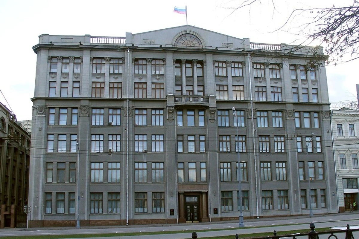 Администрация президента потребовала от крупных подконтрольных медиа ограничить публикацию фото и видео с последствиями украинских ударов по российской территории и сосредоточиться на демонстрации результатов российских атак; ряд телеграм‑каналов уже изменил практику публикаций.