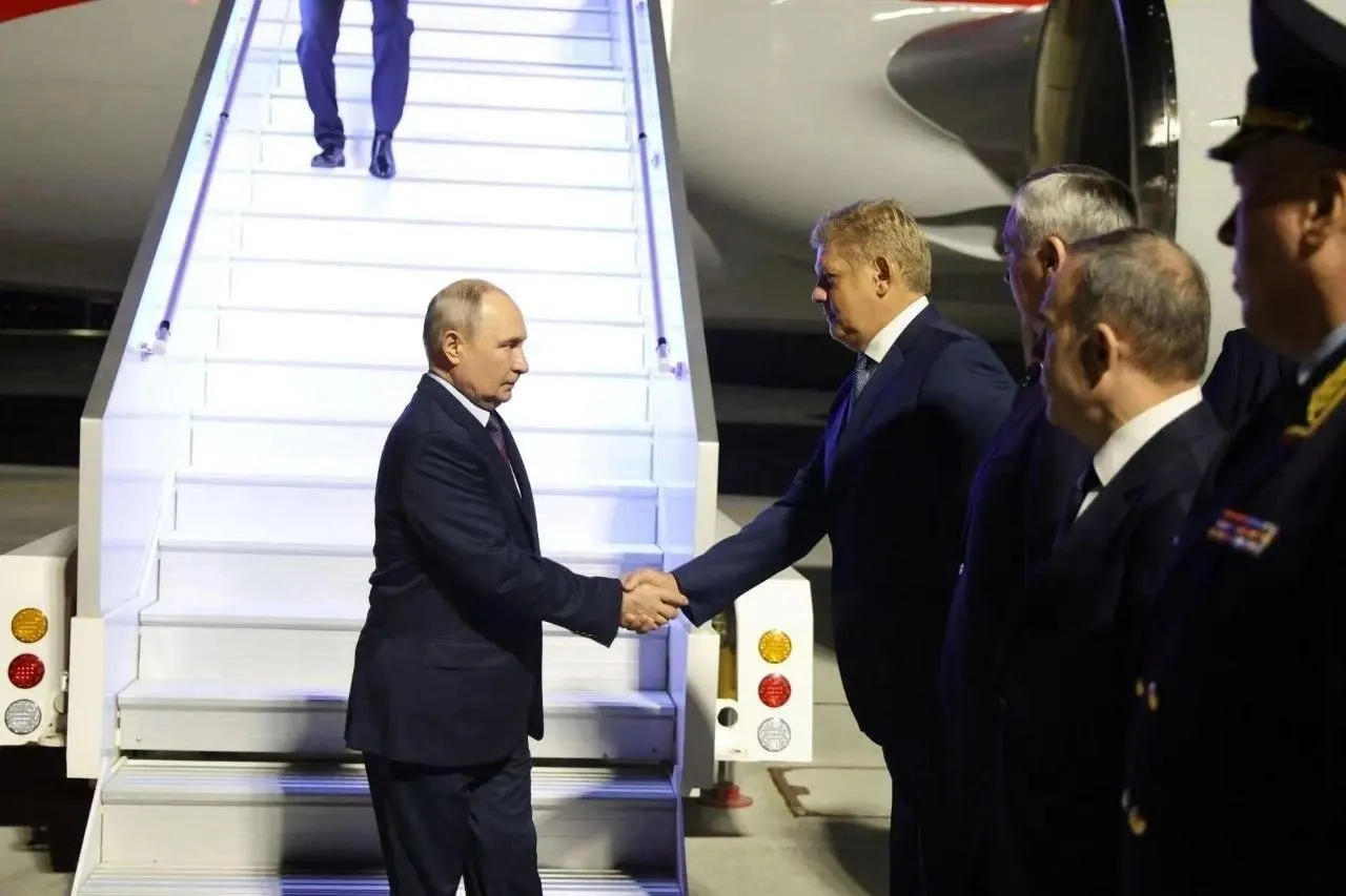 Президент РФ Владимир Путин прибыл в Новосибирск для участия в церемонии открытия СКИФ — Сибирского кольцевого источника фотонов.