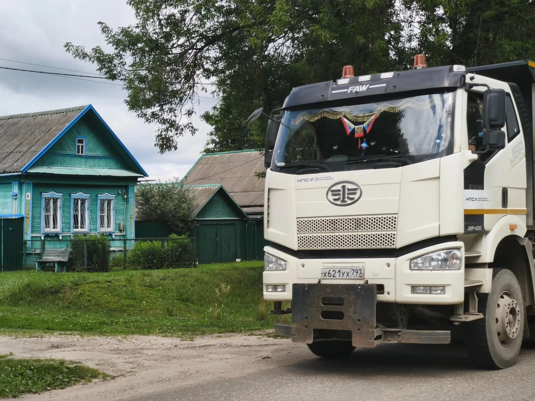 Жители деревень вдоль будущей трассы вынуждены адаптироваться к сносу домов и близости к поездам.
