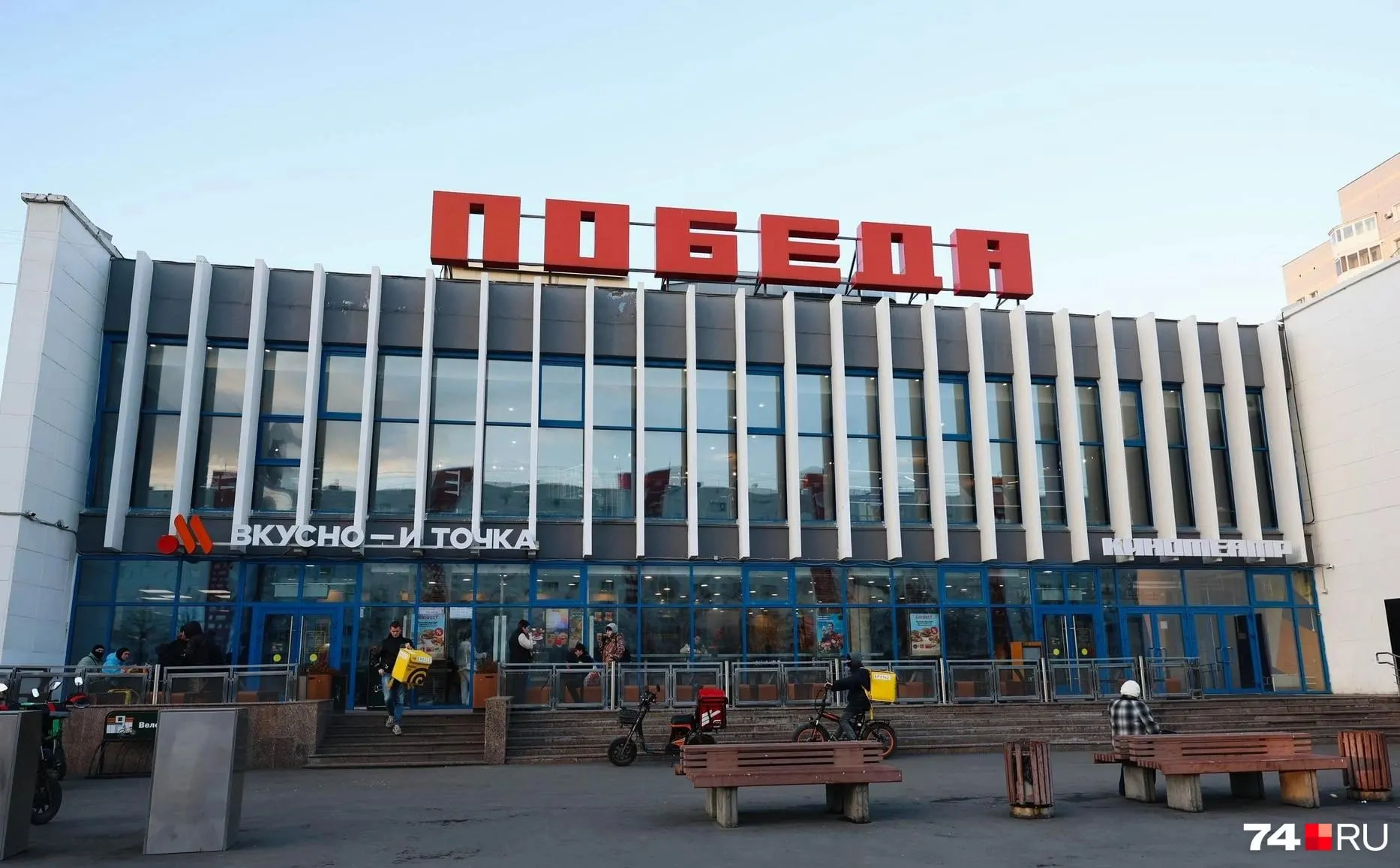 Имущество кинотеатра передано в государственную собственность региона; аукционы по продаже активов признаны несостоявшимися.