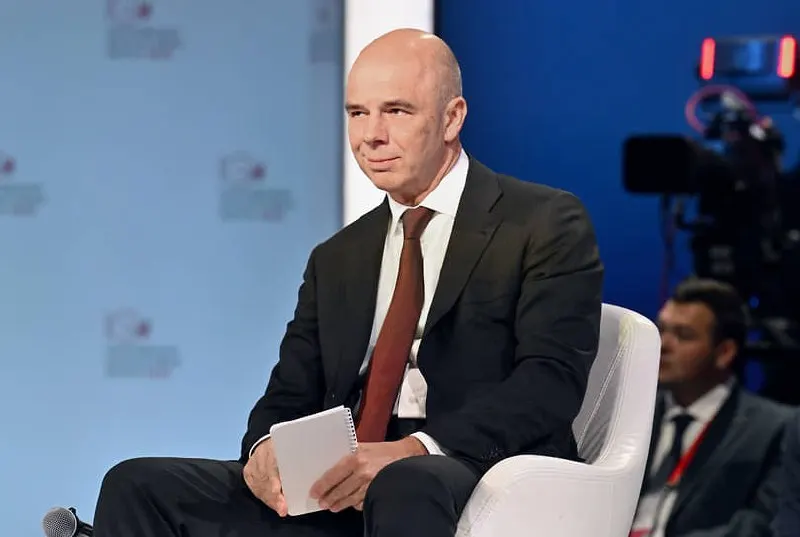 Глава Минфина отметил, что источники бюджета обеспечены и все обязательства будут исполнены; дефицит на начало 2026 года составил примерно 6,46 трлн рублей (около 2,8% ВВП).