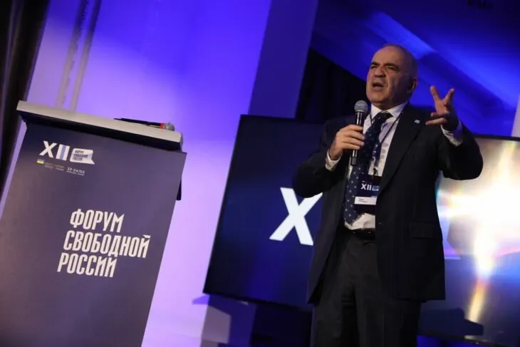 Форум свободной России назвал выборы фарсом и заявил, что это иллюзия конкуренции, а призывы к голосованию — попытка легитимировать курс Кремля и территориальные захваты.