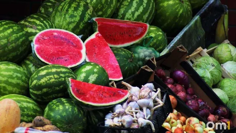 Разрезанные арбузы и дыни опасны: на местах повреждений быстро размножаются микроорганизмы. Покупайте бахчевые только в проверенных местах.