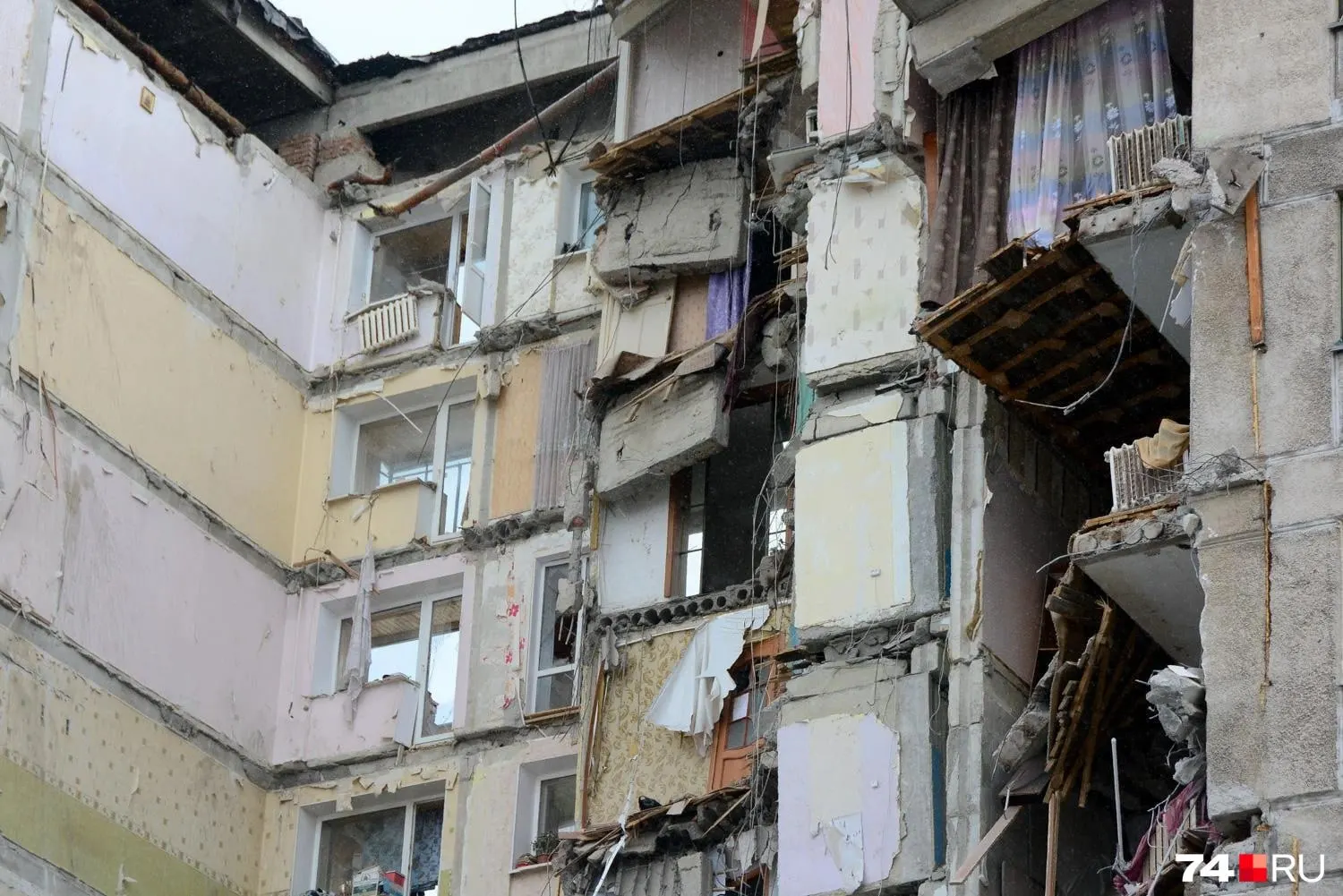 Роскомнадзор установил, что опубликованное фото разрушенного дома в Магнитогорске 2018 года использовалось для распространения фейков; жителю Уфы назначили штраф 30 тысяч рублей.