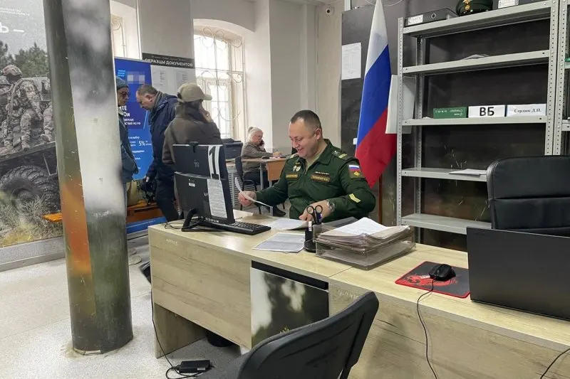 Официальные лица заявляют об отсутствии планов мобилизации; тема продолжает обсуждаться в СМИ, эксперты видят в этом психологическое давление на общество.
