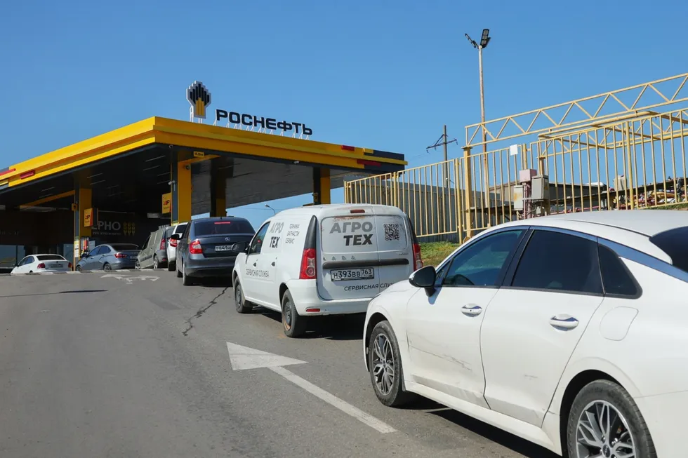 По данным за август бензин дорожает в десятках регионов, очереди на заправках появляются в крупных городах, страна ищет пути поставок и стабилизации рынка.