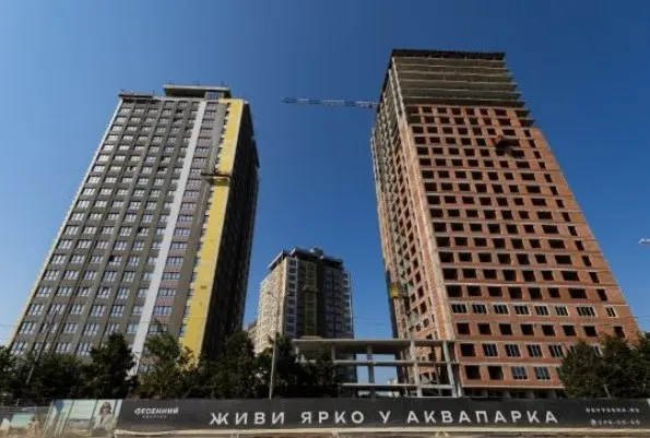 Во втором квартале 2026 года почти половина сделок по новостройкам в Челябинске сопровождалась скидками; средний дисконт достиг примерно 12,8% (около 990 тыс. рублей на квартиру).